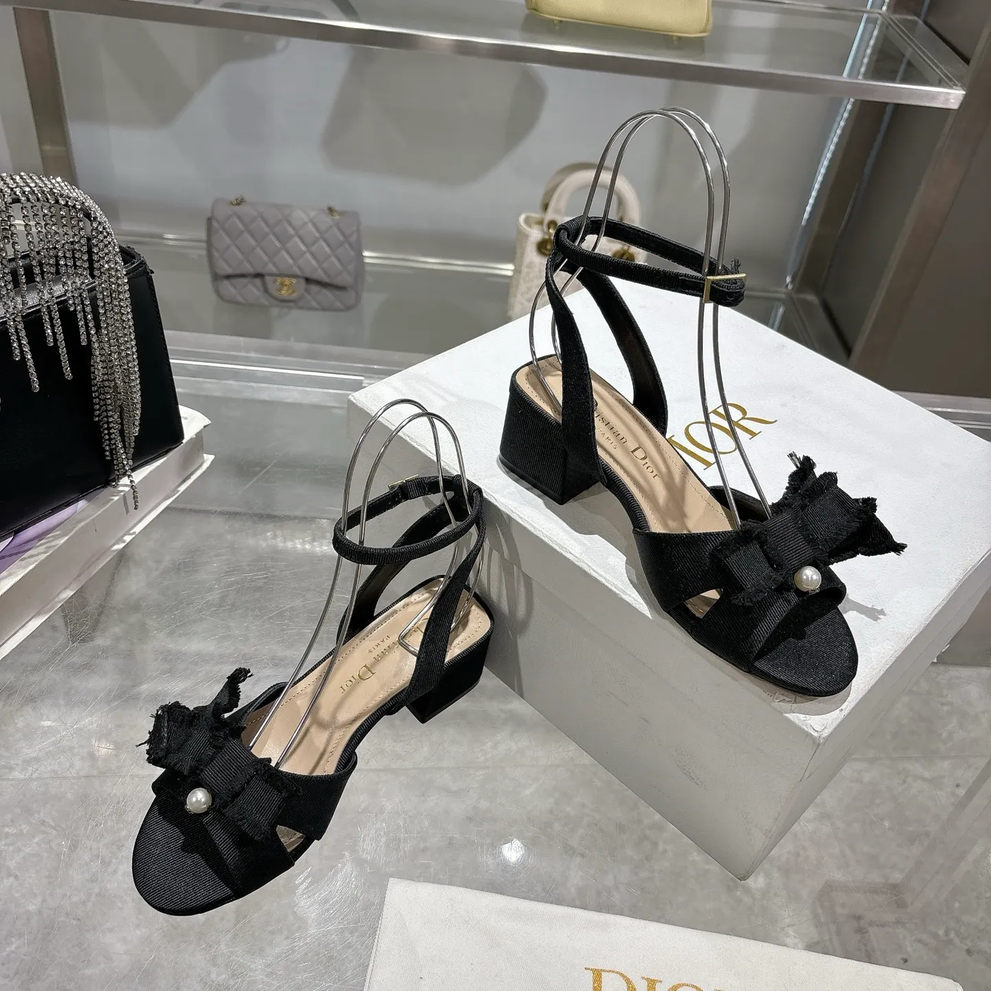 👟👟Ex-factory price 520👟👟 🎆Fringed webbing women's shoes Dior Dior 2024 spring and summer catwalk new Adiorble women's shoes CD star's same fashion tassel bow square head pearl letter logo hardware buckle high-heeled hollow sandals The top high-end version on the market Upper: original customized tassel grosgrain Lining: sheepskin lining foot pad Outsole: Italian leather outsole Heel height: 8.5cm Size: 34-41 (34.40.41. Customization is non-refundable)